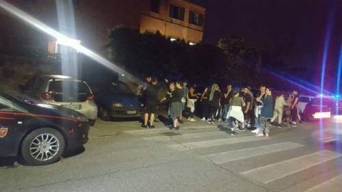 Roma, 13enni molestate da due migranti. Residenti inferociti