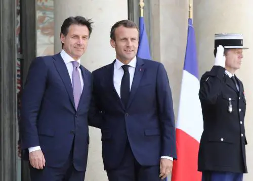 Il vertice Macron-Conte, tra sorrisi e pochi fatti, è un buco nell'acqua