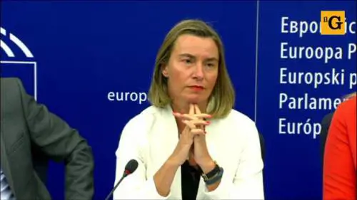 Mogherini non risponde alla domanda sull'Aquarius, i giornalisti italiani se ne vanno