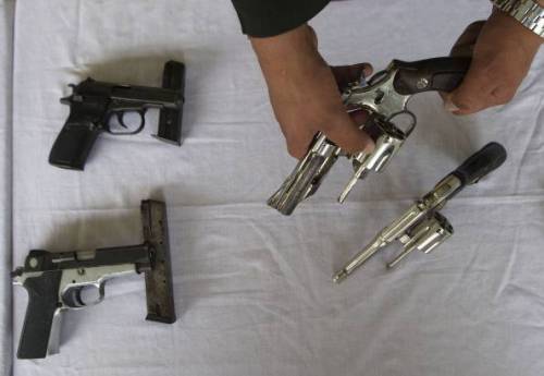 Quattro pistole rubate in casa a due vigili urbani, scattano indagini