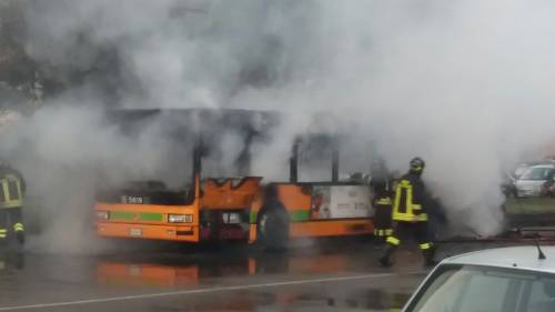 Milano, un bus in fiamme in via Rombon