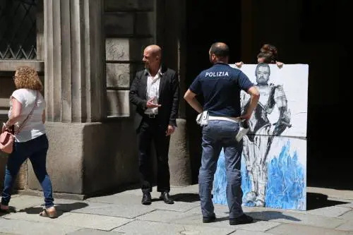 Salvini-Robocop compare all’ingresso della Prefettura di Milano