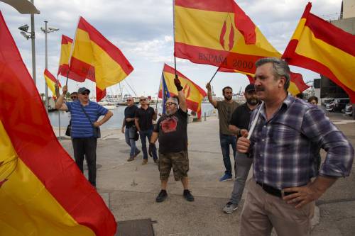 Le proteste al porto: "Non vogliamo i migranti"