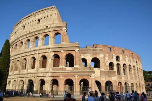 Colosseo sfregiato per un souvenir, denunciato turista