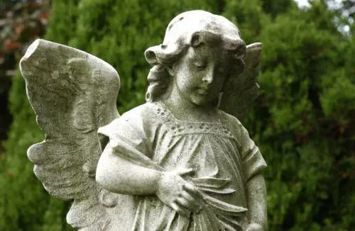 Bradford, “Demonio voleva fargli male”, madre butta bimbo dal 6°piano