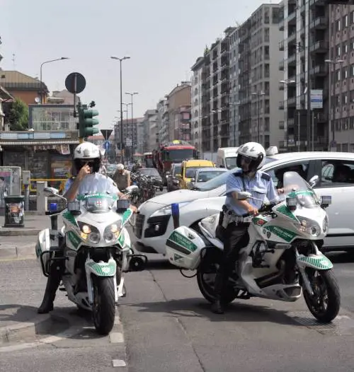 Guida con il telefonino: cento multe a settimana