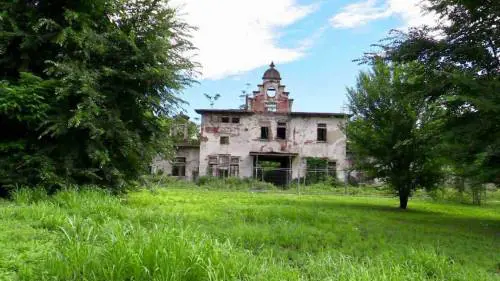 Tra tende e siringhe le scuderie in rovina invase dagli spacciatori