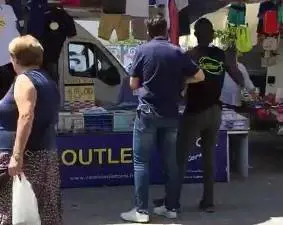 Pisa, immigrato fa campagna per sinistra e insulta l’Italia: "Popolo di mafiosi di m…"