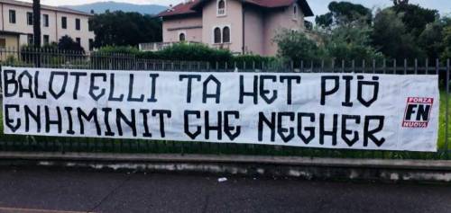 Brescia, Forza Nuova contro Balotelli: "Sei più stupido che nero"