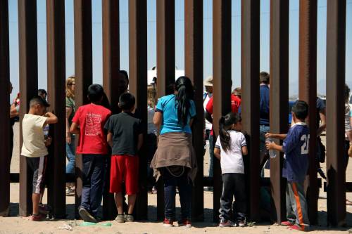 "Migranti nelle gabbie": foto choc dal confine tra Usa e Messico