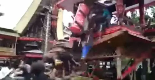 Indonesia, 40enne schiacciato ​dalla bara della sua mamma