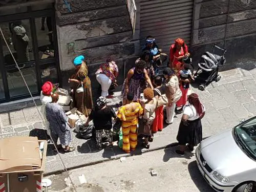 Napoli, tornano i mercatini della "monnezza" dopo l'aggressione al farmacista