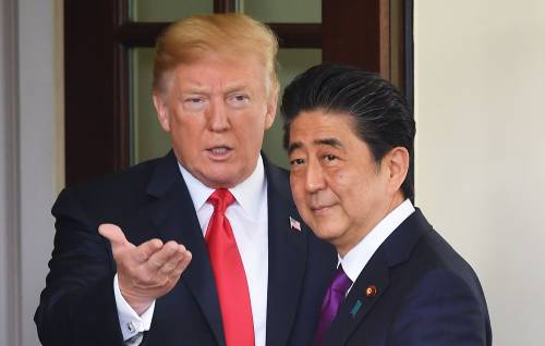 Trump "scherza" con Abe: "Posso mandarti 25 milioni di messicani"