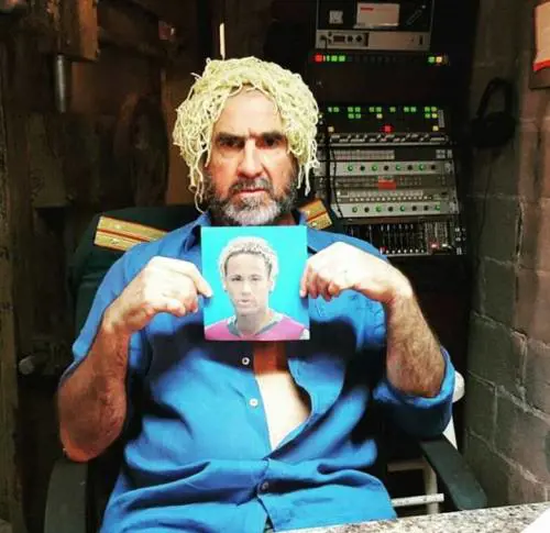 L'ironia di Cantona: spaghetti in testa per imitare la "banana" di Neymar