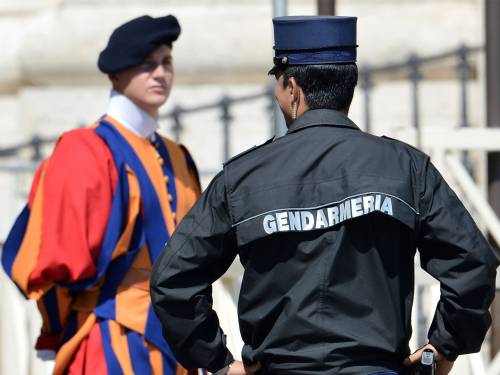 Soffiate e scandali in Vaticano: il capo della gendarmeria rischia