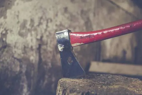 Marocchino rapina un uomo con l'ascia: doveva trovarsi ai domiciliari