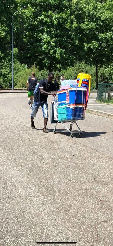 Africani schiavi degli abusivi sono facchini per i ristoranti