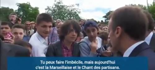 Francia, Macron sgrida uno studente: "Non fare l'imbecille"