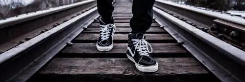 Fano, ragazzini si sdraiano per strada e si alzano all’ultimo istante