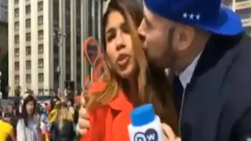 Molestata in diretta tv, ma la giornalista al Mondiale continua il collegamento