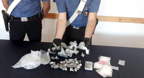 In sella allo scooter con la marijuana, arrestato
