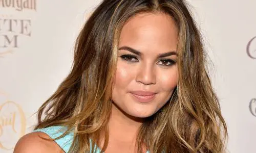 Chrissy Teigen: suffumigi vaginali su Instagram