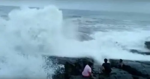 Fa un selfie sugli scogli, turista muore travolto da un'onda