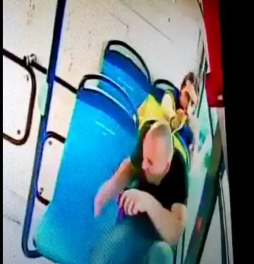 Napoli, aggressione su un bus: passeggero accoltellato