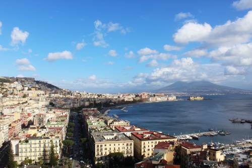 Napoli: “Agli abusivi dieci euro per sosta con vista panoramica” 