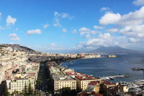 Bus fermi, metro lenta e funicolare bloccata. A Napoli si gira a piedi