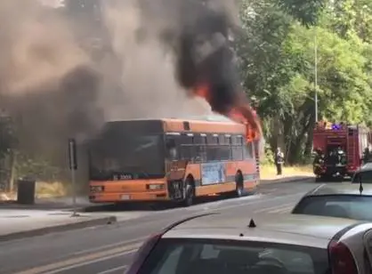 Autobus in fiamme anche a Milano, due casi a Lambrate