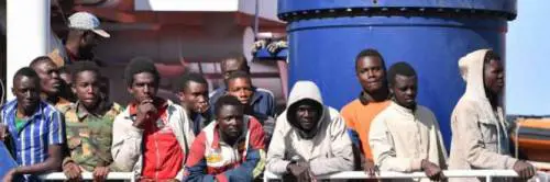 Gli sbarchi calano e i centri d'accoglienza licenziano