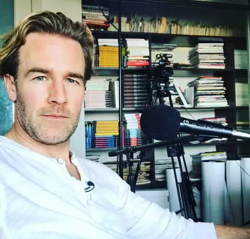 "Problemi di salute". James Van Der Beek lascia la reunion live di Dawson's Creek: ecco come sta