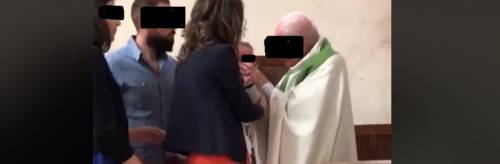 Il bambino piange in chiesa e il prete gli dà uno schiaffo