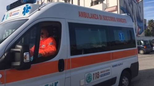 Genova, ambulanza bloccata dalle auto in sosta: muore 60enne