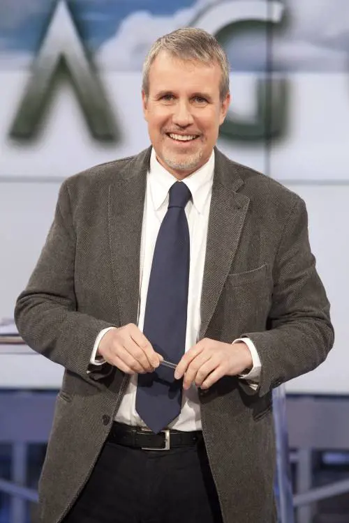 Licenziato il direttore del Tg4: ascolti bassi