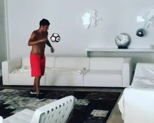Ex Inter, Jovetic palleggio freestyle in casa: il web impazzisce