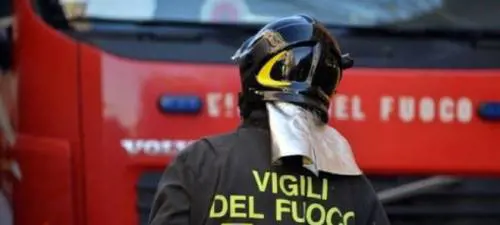 Licola, maxi rissa tra extracomunitari: incendiati auto e motorino