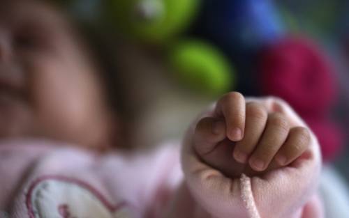 Francia, baby sitter scuote con forza bimba di 6 mesi e la uccide
