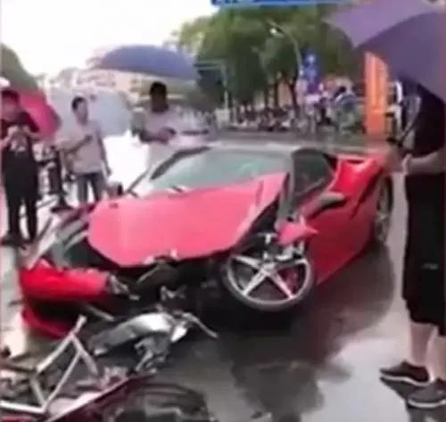 Cina, distrugge la Ferrari appena uscita dal concessionario