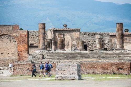 Pompei, turista inciampa e fa cadere una colonna