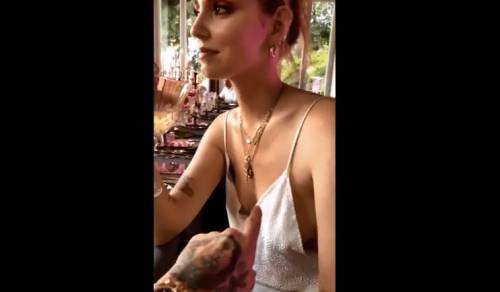 Fedez provoca ancora la Ferragni: in diretta cerca di toccarle il seno