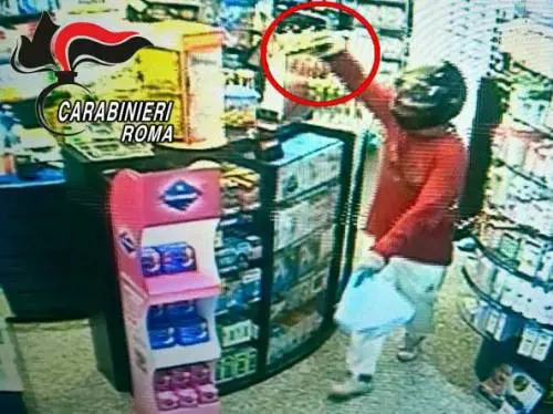 Rapina in una farmacia: arrestati Bonnie e Clyde della Tiburtina