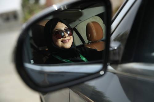 Arabia Saudita, non accettano che una ragazza guidi e le bruciano l'auto