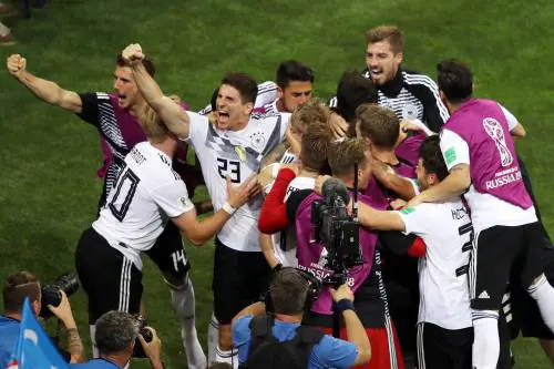 I gestacci dei calciatori della Germania e i "sandali col calzino"