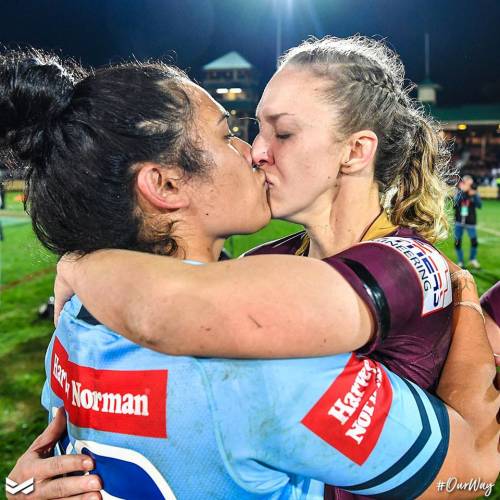 Australia, il bacio tra due rugbiste scatena la polemica