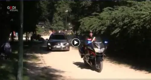 L'arrivo di Saviano alla tavolata "multiculturale": due militari, l'auto e la scorta