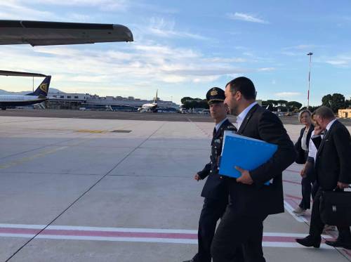 "Missione Libia, si parte". Salvini a bordo dell'aereo militare