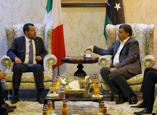 Migranti, Salvini vola a Tripoli: "Hotspot ai confini esterni della Libia"