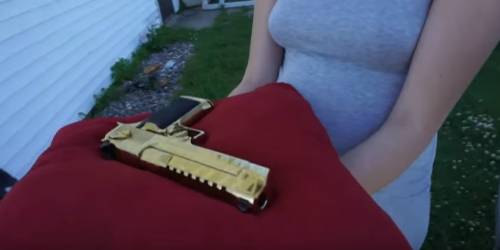 Si fa sparare addosso dalla fidanzata incinta, morto aspirante youtuber
